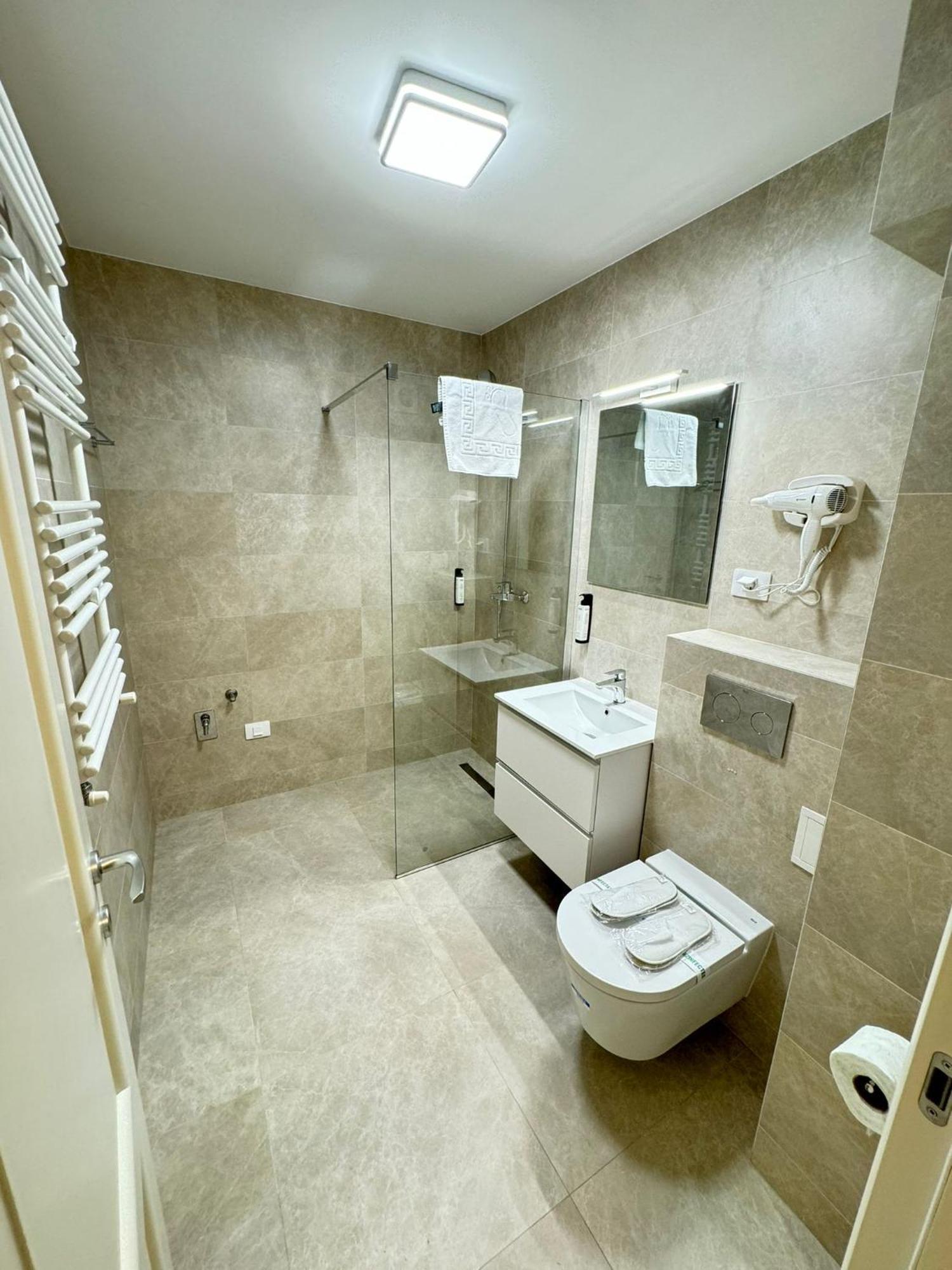 Luxury At Unique Opposite With Parking Apartment *
