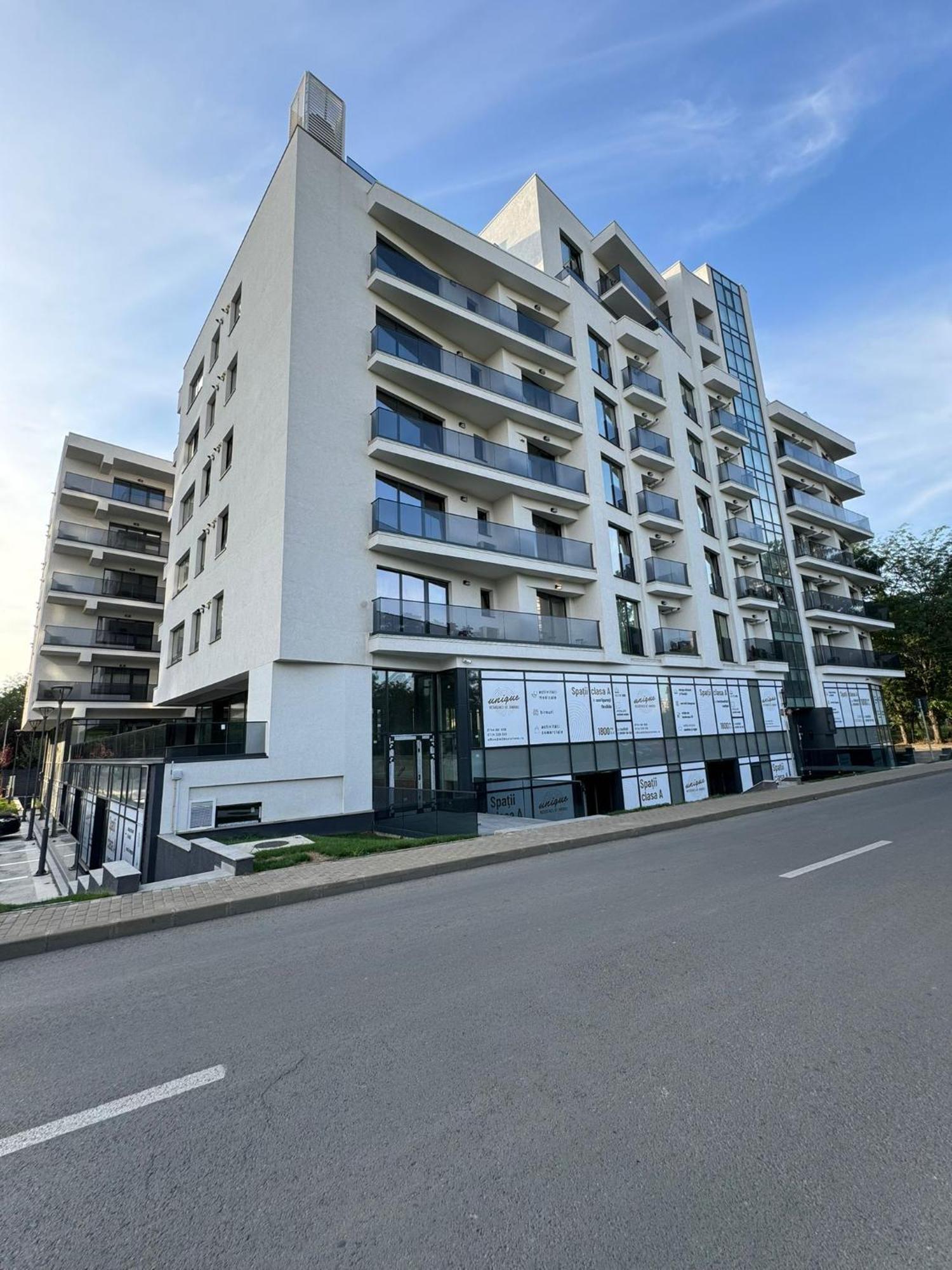 Luxury At Unique Opposite With Parking Apartment