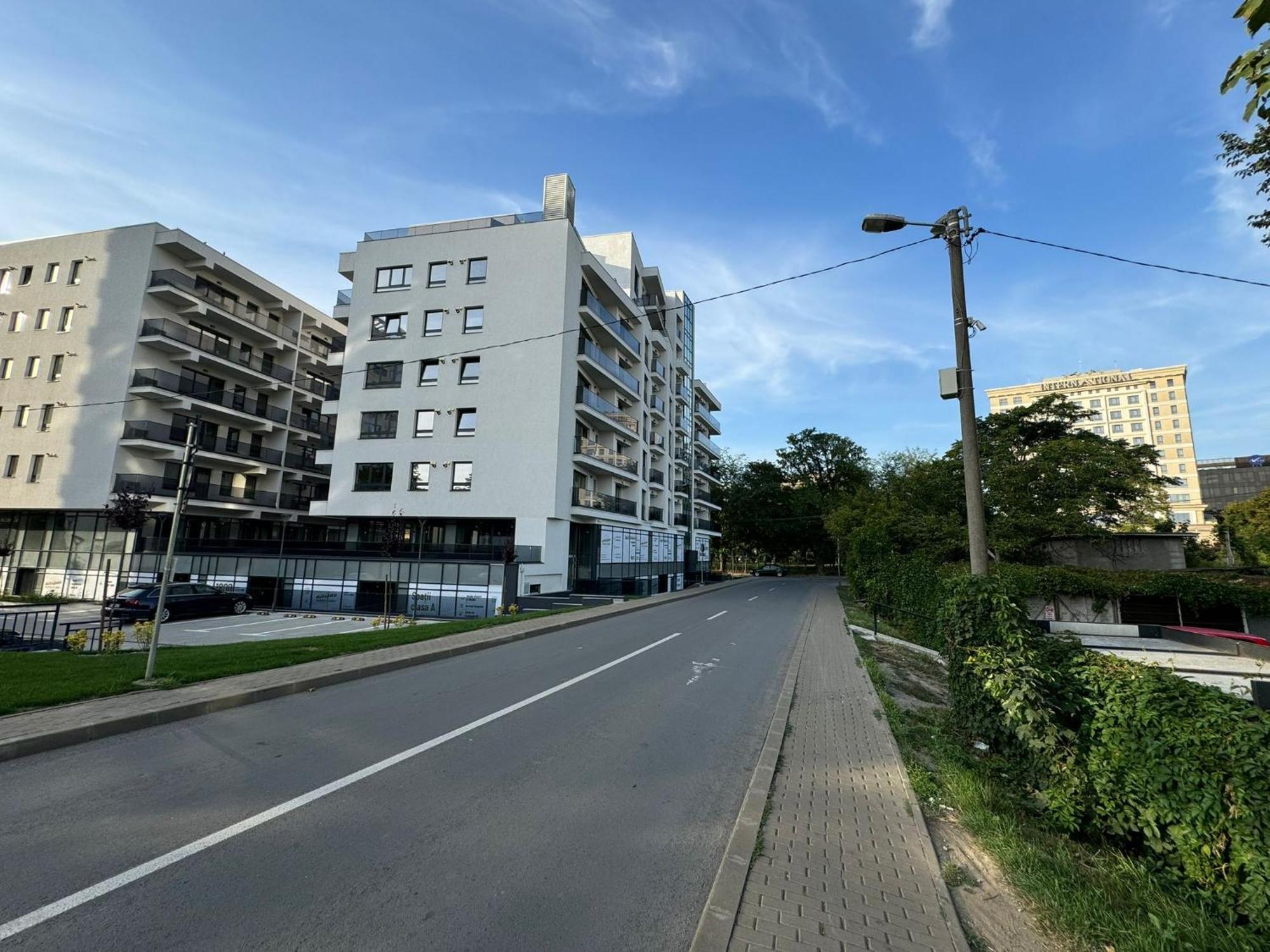 Luxury At Unique Opposite With Parking Apartment *