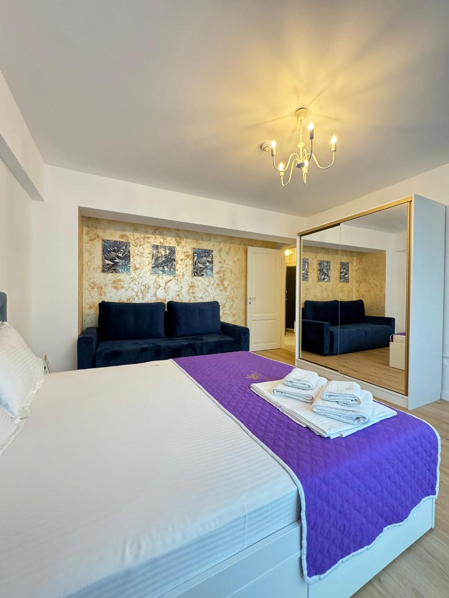 Luxury At Unique Opposite With Parking Apartment *